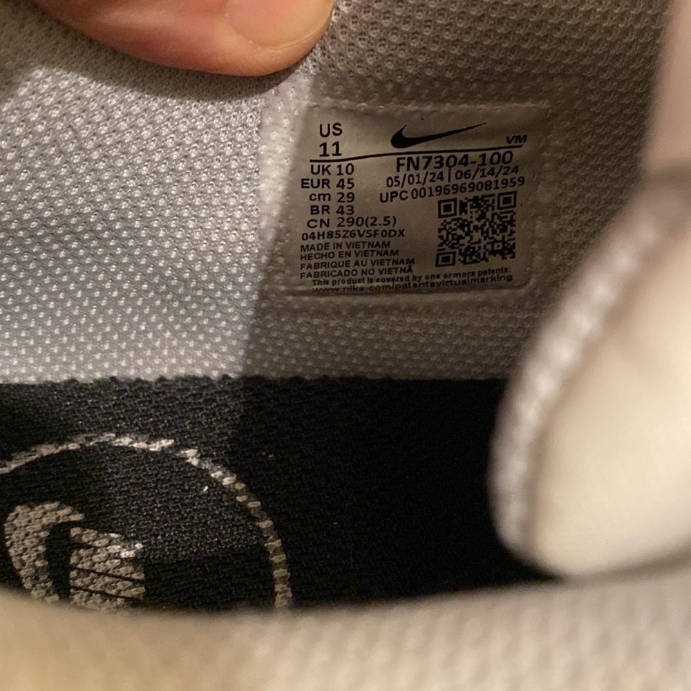 Nike Air Max White and Black Sneakers. Size 11 - Picture 7 of 7